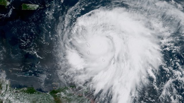 Satelita GOES-16 należący do NOAA zrobił to zdjęcie huraganu Maria zbliżającego się do Wysp Nawietrznych 18 września 2017 r.