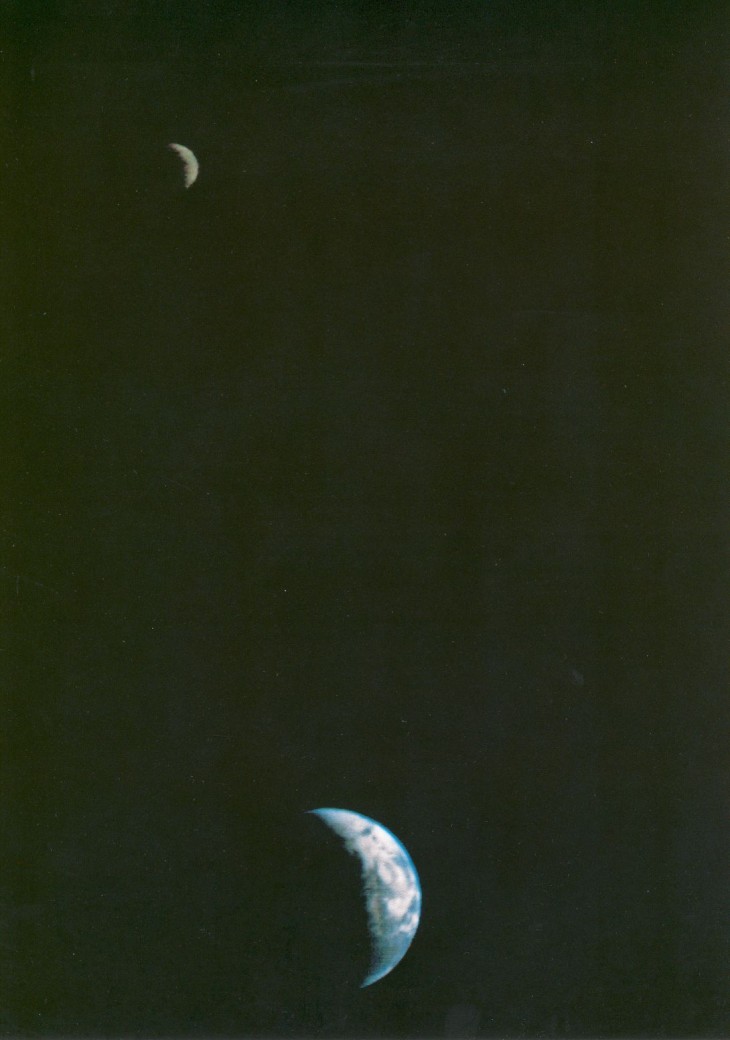 Voyager 1 po raz uchwycił Ziemię i Księżyc na jednym kadrze.