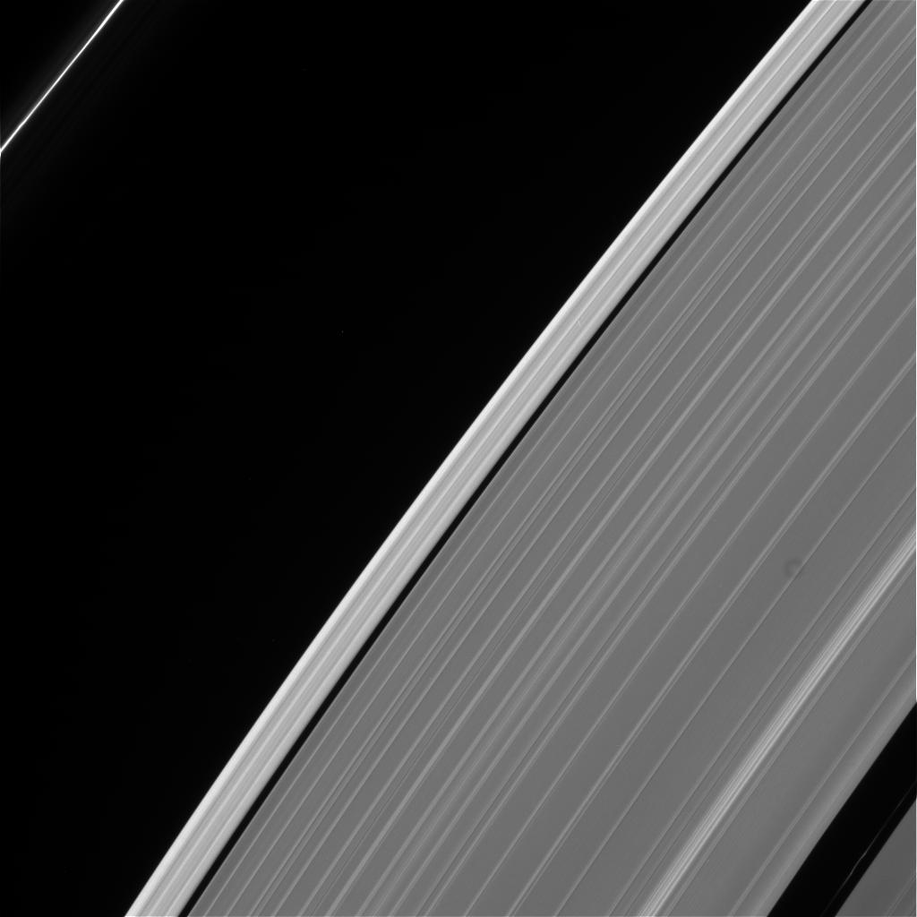 Jedno z ostatnich zdjęć Cassini. Przedstawia pierścienie gazowego olbrzyma. Fotografia została wykonana przy użyciu filtrów CL1 oraz CL2.