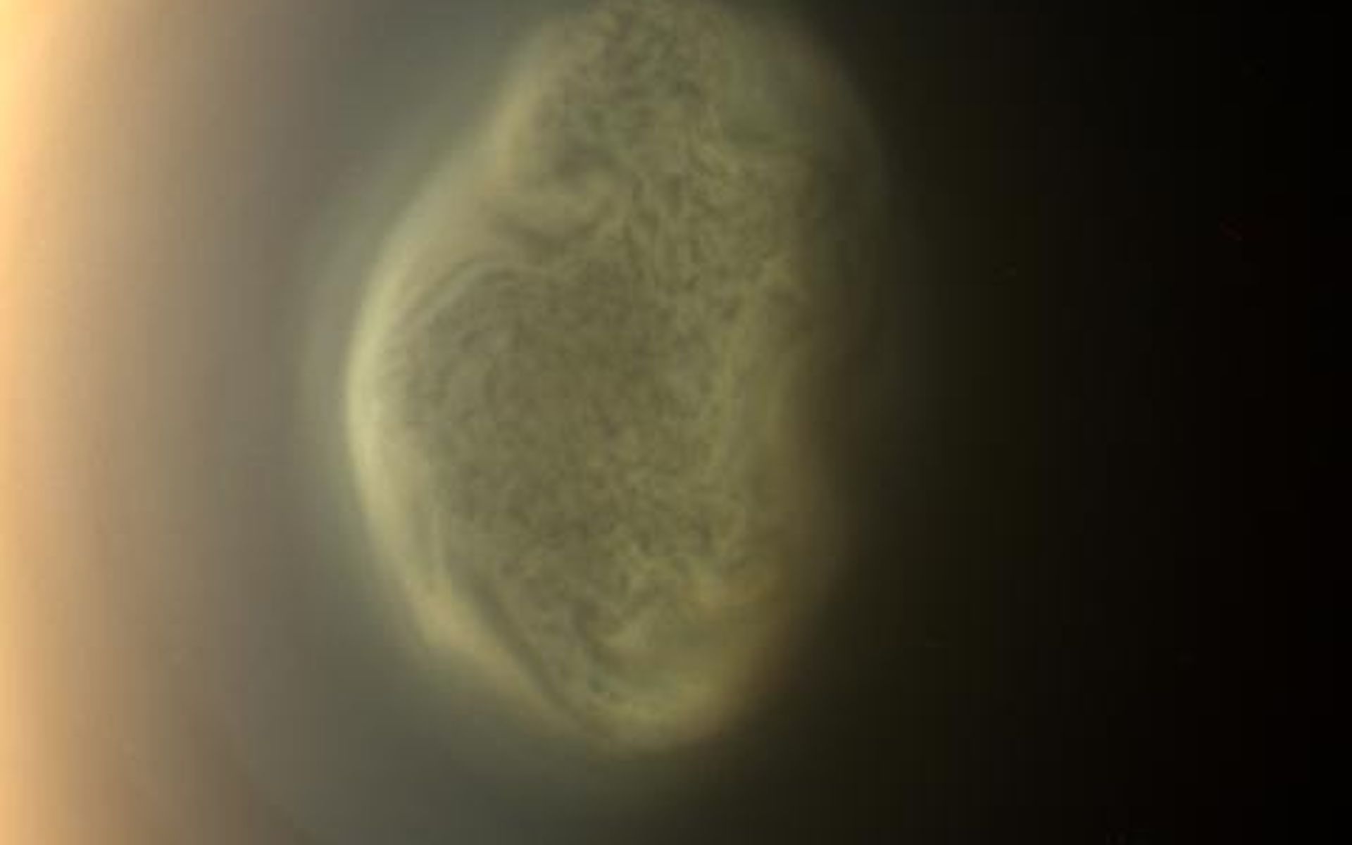 Południowy biegun Tytana – kłębowisko chmur lub gazowy wir uchwycony przez Cassiniego 27. czerwca 2012 roku.