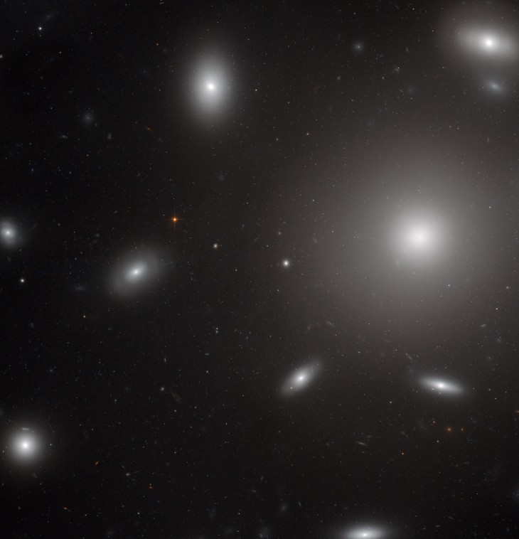 Zdjęcie zrobione przez kamerę Wide Field Channel będącą elementem Teleskopu Hubble'a. Składa się on z obrazów wykonanych w zakresie światła widzialnego oraz podczerwieni.