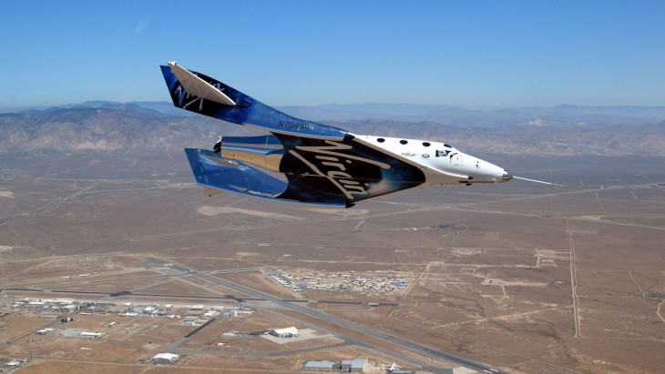 W całej swojej okazałości SpaceShip Two, przyszłość załogowych lotów kosmicznych.