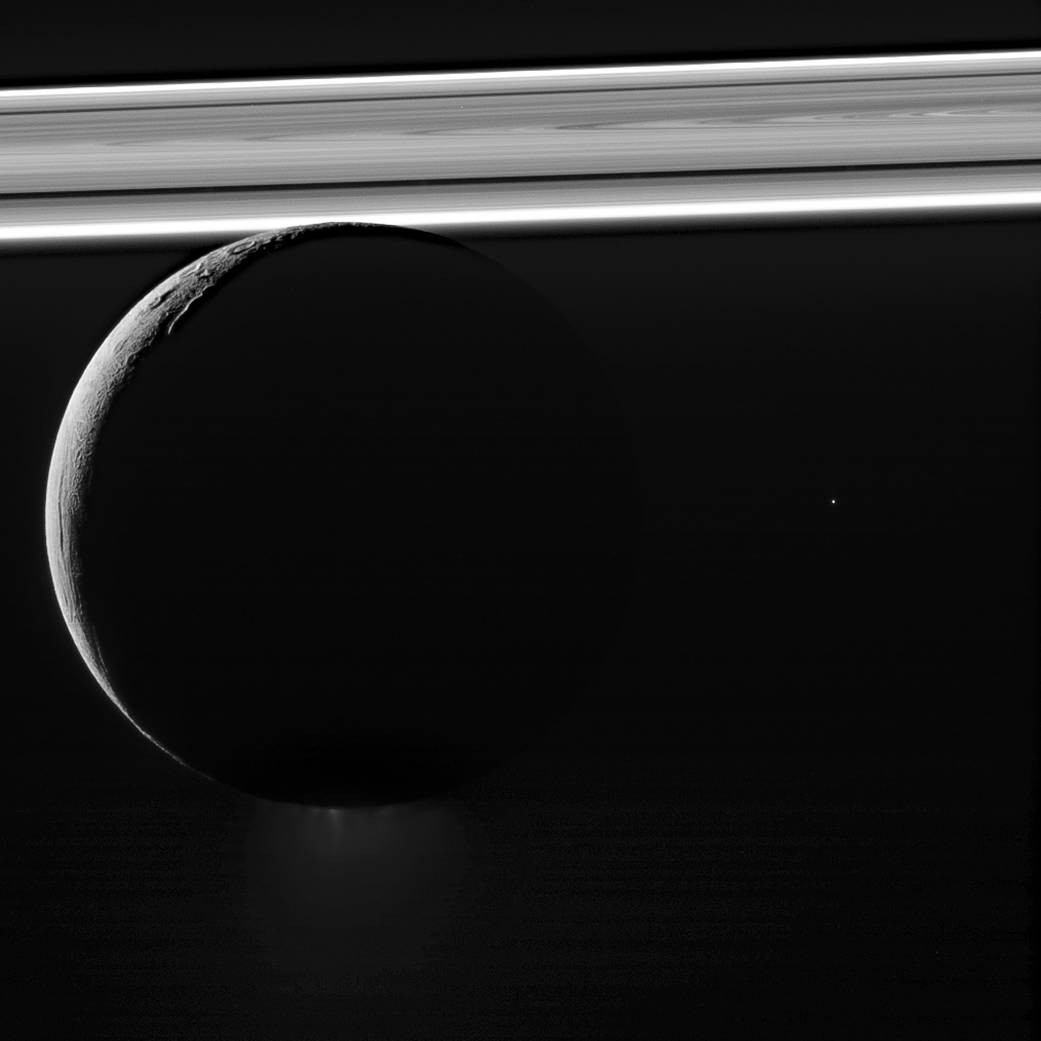 Enceladus na tle pierścieni